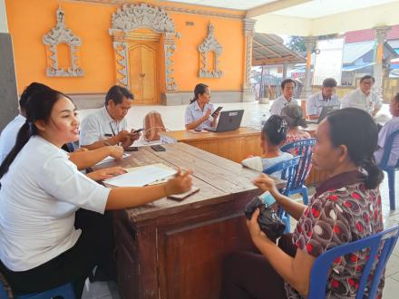 DIGITALISASI BANTUAN SOSIAL DAN PENDAFTARAN IKD DI DESA KALISADA
